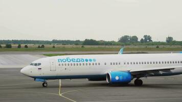 Novossibirsk, russe fédération juillet 24, 2021 - passager Boeing 737 de pobeda compagnies aériennes disques, monte à tolmachevo aéroport vb video
