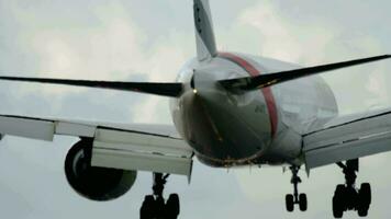 amsterdam, países bajos 28 de julio de 2017 - emiratos boeing 777 aterrizando en la pista 18r polderbaan por la mañana. Aeropuerto de Shiphol, Amsterdam, Holanda video