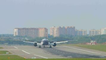 moscú, federación rusa 12 de septiembre de 2020 - aeroflot russian airlines boeing 777 frenado después de aterrizar en la pista 24r en el aeropuerto internacional de sheremetyevo video