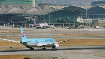 hong kong november 07, 2019 - boeing 787 av koreanska luft ta av, klättrande på chek knä kok internationell flygplats, hong kong hkg. trafik på en upptagen flygplats video