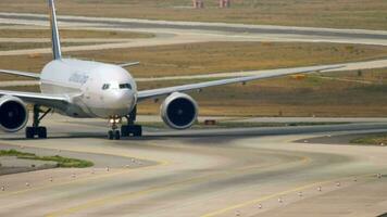 Frankfurt ben hoofd, Duitsland juli 18, 2017 - boeing 777 lufthansa lading, taxiën na landen Bij 07l. fraport, Frankfurt, Duitsland video