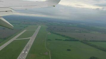 das Flugzeug Abflug von Flughafen von Nowosibirsk, Aussicht von das Flugzeug Bullauge. video