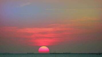 solnedgångar på de hav och fåglar flygande till Hem och fiske båt godkänd och färgrik himmel video