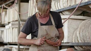 werken in een keramisch werkplaats en gereedschap video