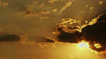 värma solnedgång och moln tid upphöra video