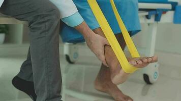 terapeuta tratando uma masculino ferido de rotador manguito alongamento método, fisica terapia conceito. video