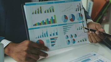 financieel bedrijf vrouw analyseren de diagram van de van het bedrijf prestatie naar creëren winsten en groei, markt Onderzoek rapporten en inkomen statistieken, gegevens,rapport,financieel en accounting concept. video