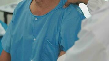 terapista trattamento un' maschio ferito di rotatore polsino allungamento metodo, fisico terapia concetto. video
