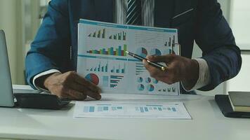 financeiro o negócio mulher analisar a gráfico do a da empresa desempenho para crio lucros e crescimento, mercado pesquisa relatórios e renda Estatisticas, dados, relatório, financeiro e contabilidade conceito. video