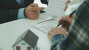 echt landgoed middel en klant ondertekening contract naar kopen huis, verzekering of lening echt landgoed.huur een huis, krijg verzekering of lening echt landgoed of eigendom. video