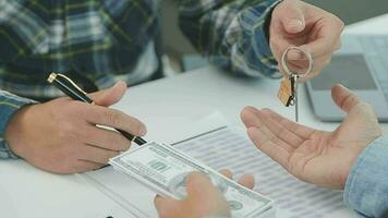 réel biens agent et client signature Contrat à acheter loger, Assurance ou prêt réel immobilier.rent une maison, obtenir Assurance ou prêt réel biens ou propriété. video