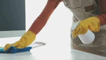 schoonmaak bedrijf werknemer doekjes stof van tafel in kantoor video