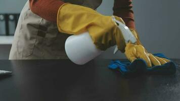 Reinigung Unternehmen Mitarbeiter Tücher Staub von Tabelle im Büro video