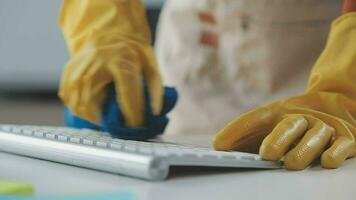 Reinigung Unternehmen Mitarbeiter Tücher Staub von Tabelle im Büro video