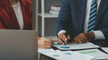 équipe commerciale financière présente. les mains de l'homme d'affaires tiennent des documents avec des photos de stock de statistiques financières, des discussions et des données de rapport d'analyse les tableaux et les graphiques. concept financier des finances video