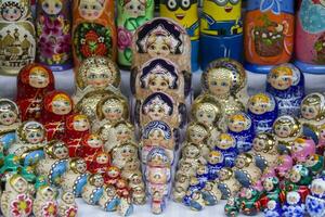 Moscú, junio 08, 2018. central fondo.de.mercado de vistoso ruso muñecas en el mercado.ruso tradicional matrioska recuerdos a el justa foto