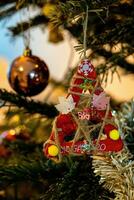 decoraciones para el Días festivos en un verde Navidad árbol en de cerca foto