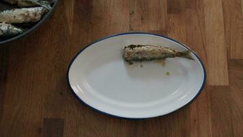 enchapado frito sardinas a hogar video