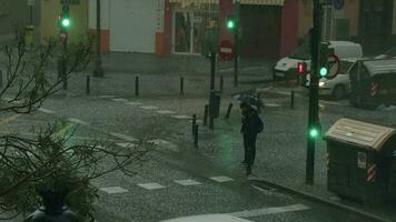 den är inte en Bra dag till promenad utanför. regnskur och hagel i de stad video