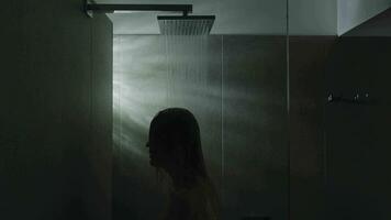 mujer tomando un ducha, lado ver video