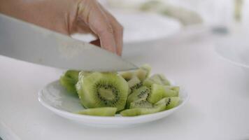 skärande kiwi för friska frukost eller mellanmål video