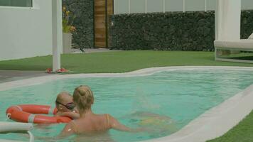 Familie Kühlung aus und haben Spaß im das Schwimmen Schwimmbad video