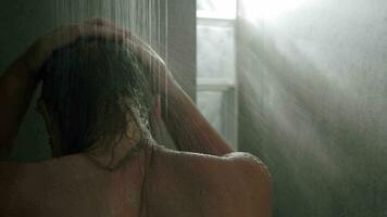 kvinna tvättning hår i de dusch video