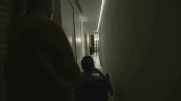 madre assunzione cura di Disabilitato bambino video