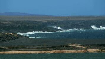 une volcanique mer rive video