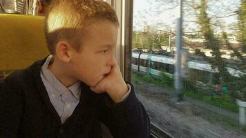chico mirando mediante tren ventana molesto a distraer desde pensamientos video