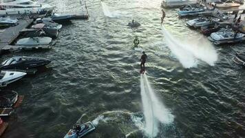 água jato flyboard cavaleiros realizando para pessoas, aéreo video