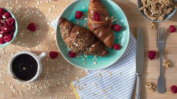 köstlich Frühstück mit knusprig Croissants und Kaffee video