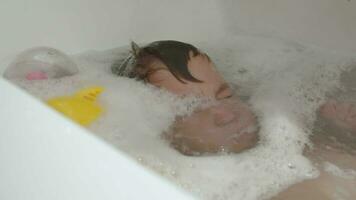 criança mergulho dentro a banho video