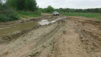 uitdagend offroader in land- video