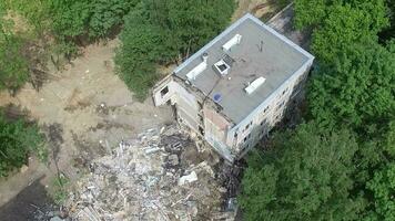 un aérien vue de une bâtiment étant démoli video