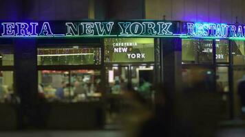 timelapse van wandelen mensen in de buurt cafe in nacht stad video