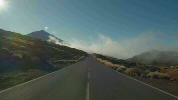 panorama com montanha estrada e Navegando nuvens, tenerife video