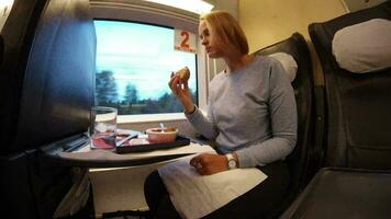 timelapse van vrouw aan het eten in de trein video