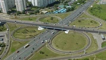 un aereo Visualizza di un' grande strada giunzione su un' soleggiato giorno video