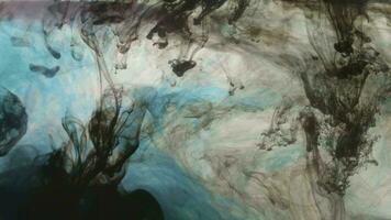 un lento movimiento de azul y negro pinturas hermosamente borrón en el agua video
