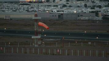 oranje windsock Bij de luchthaven video