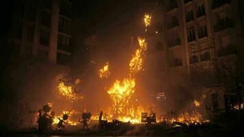 final evento la crema en fallas festival. fuego destruyendo el construcción video