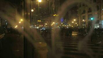 suchen beim Nacht Stadt durch das Glas video