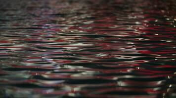 plätschern Wasser Oberfläche mit rot Licht Betrachtung video