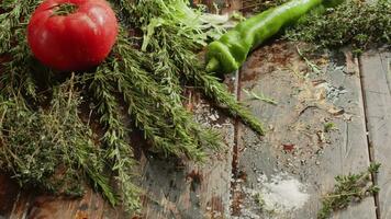 fresco erbe aromatiche, insalata e verdure su il tavolo video