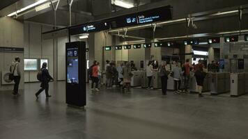 mensen wandelen door tourniquets in metro van Lissabon, Portugal video