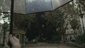 une lent mouvement vue en dessous de le parapluie video