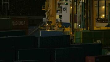 Wird geladen Container Ladung Schiff im industriell Hafen beim Nacht. Barcelona, Spanien video