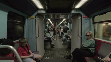 passagerare i rör på sig tunnelbana tåg. Lissabon, portugal video