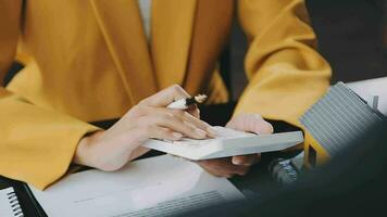 echt landgoed middel en klant ondertekening contract naar kopen huis, verzekering of lening echt landgoed.huur een huis, krijg verzekering of lening echt landgoed of eigendom. video